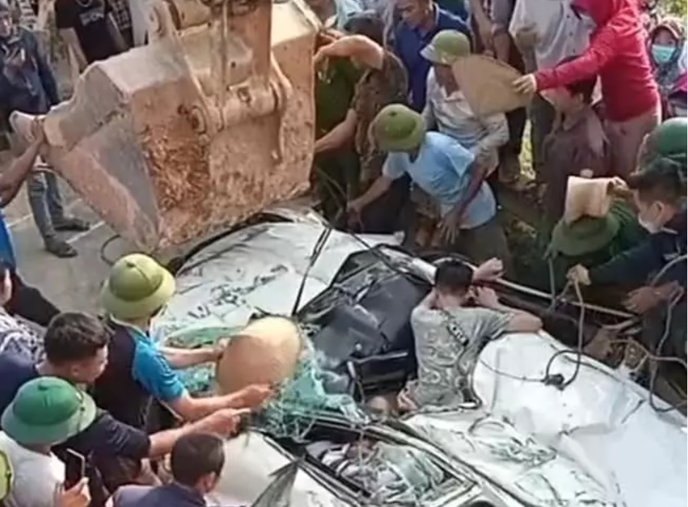 vu xe tai de bep xe con o hoa binh tam giu hinh su tai xe gay tai nan1