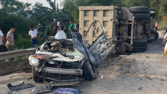 xe cho dat lat de xe con o hoa binh danh tinh 3 nan nhan tu vong
