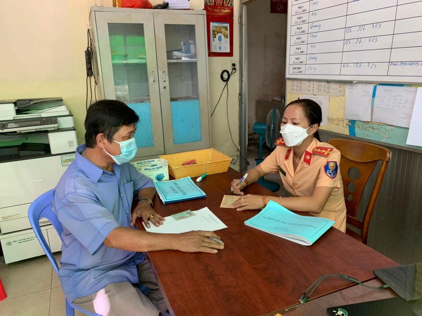 tai xe xe buyt phong nhanh ngang nhien vuot den do bi xu phat tai xe xe buyt phong nhanh ngang nhien vuot den do bi xu phat