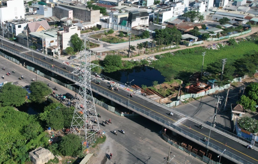 tphcm cam xe luu thong qua da cau bung