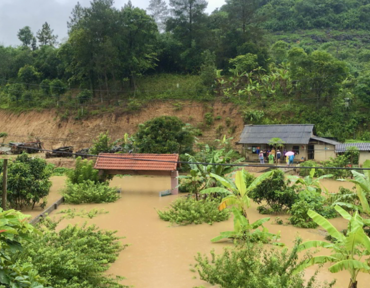 dua 2 chau nho dang cach ly covid 19 ra khoi noi ngap lut an toan