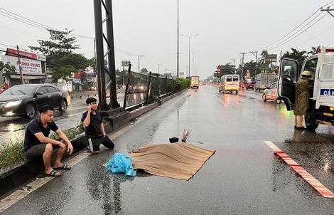 cha va con gai tu vong thuong tam sau khi va cham voi 2 xe tai cha va con gai tu vong thuong tam sau khi va cham voi 2 xe tai