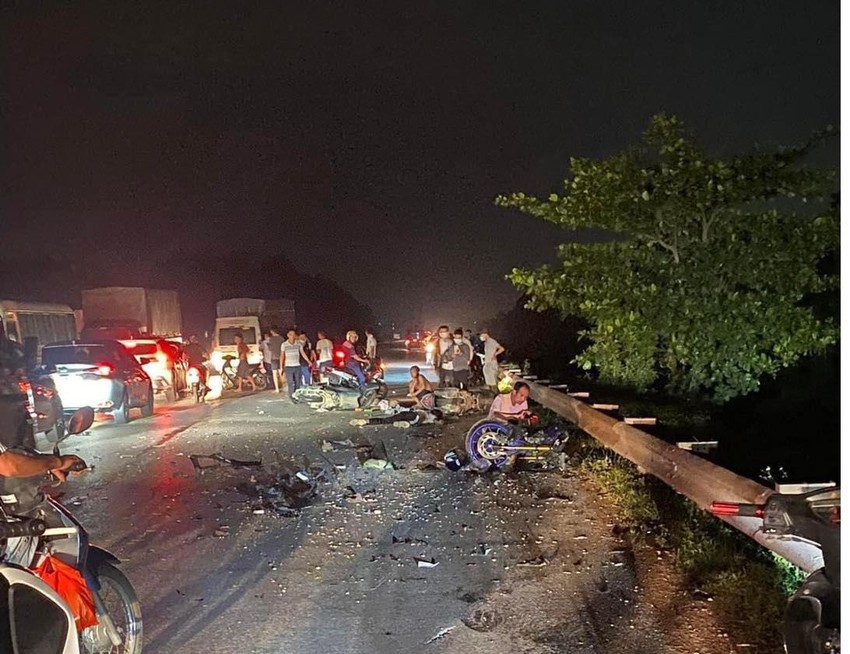 moto phan khoi lon tong vao xe may dang qua duong 5 nguoi thuong vong