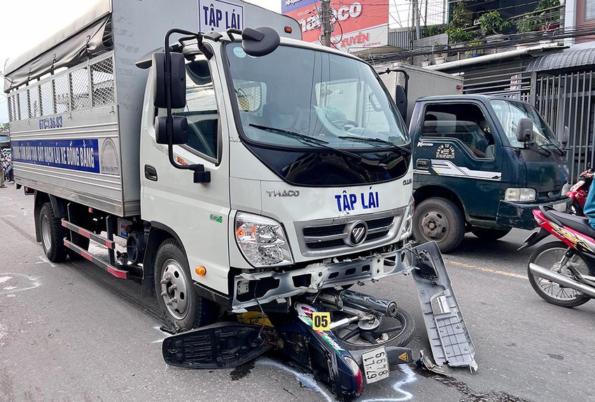 va cham voi o to tap lai nguoi dan ong lai xe may tu vong va cham voi o to tap lai nguoi dan ong lai xe may tu vong