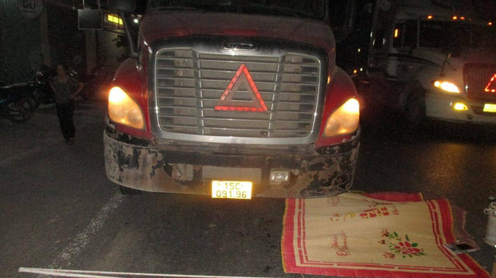 ngoi giua duong nguoi dan ong bi xe container can tu vong ngoi giua duong nguoi dan ong bi xe container can tu vong