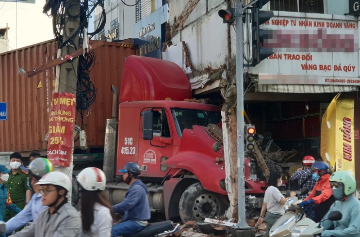 tphcm xe container ha guc hang loat dai phan cach tong sap tuong tiem vang tphcm xe container ha guc hang loat dai phan cach tong sap tuong tiem vang