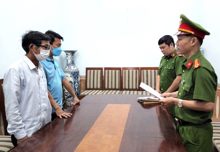 giam doc cong ty duoc do xe sai quy dinh xuc pham cong an