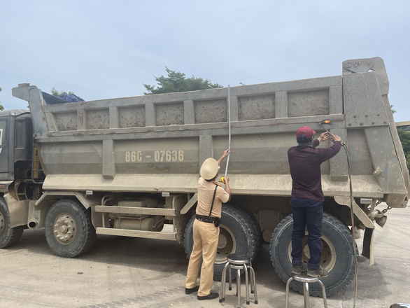 csgt binh thuan cat bo thung xe coi noi buoc ha dung tai moi duoc luu thong csgt binh thuan cat bo thung xe coi noi buoc ha dung tai moi duoc luu thong
