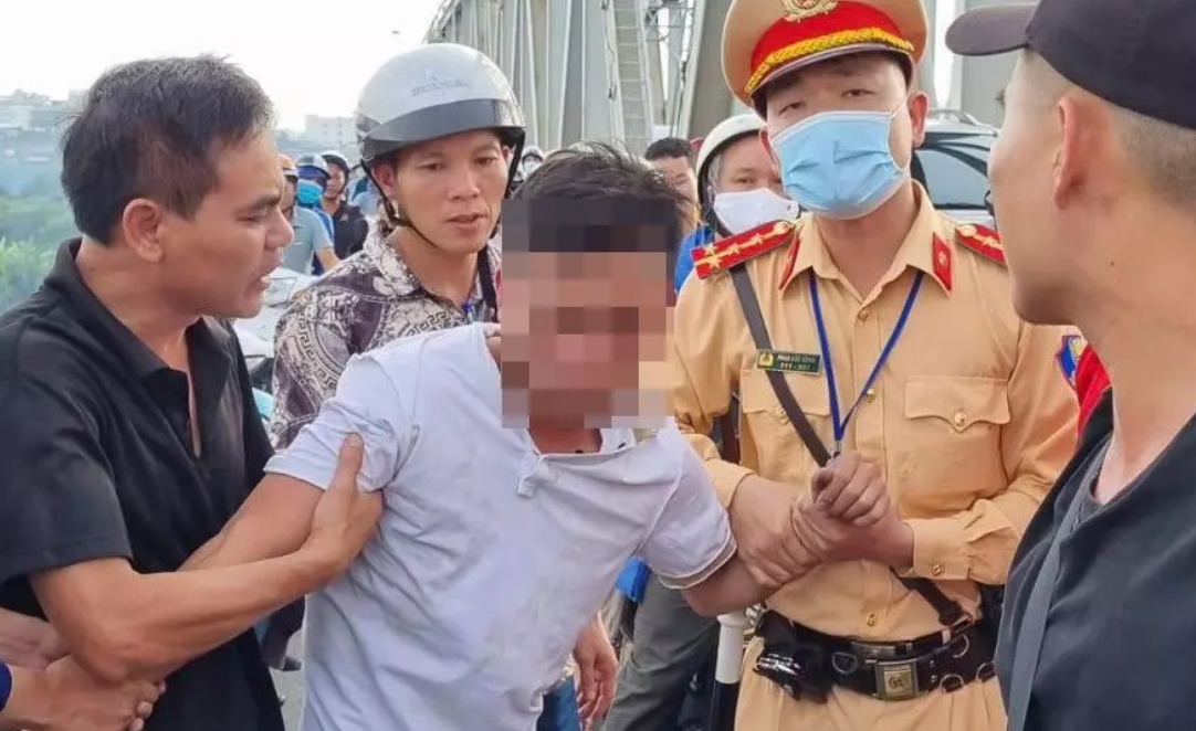nam thanh nien treo len lan can cau chuong duong de tu tu
