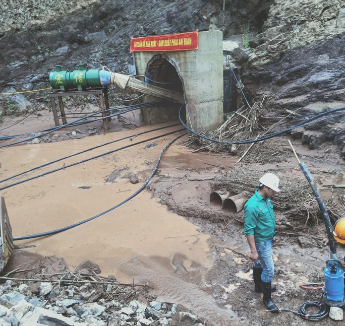 nuoc lu cuon 4 nguoi vao ham thuy dien