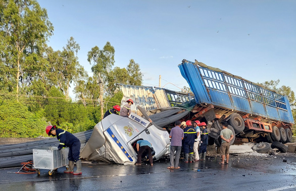 xe container lao len lan can cau bi thep de cabin bien dang tai xe va phu xe mac ket 1 xe container lao len lan can cau bi thep de cabin bien dang tai xe va phu xe mac ket 1