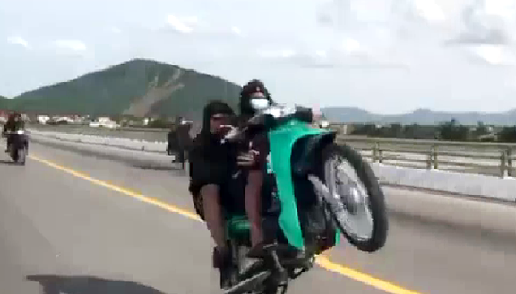 nhom quai xe tuoi teen boc dau xe danh vong khien nguoi dan khiep via nhom quai xe tuoi teen boc dau xe danh vong khien nguoi dan khiep via