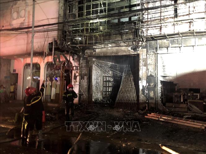 hien truong vu chay lon thieu rui 2 can nha lien ke o quang ngai 1