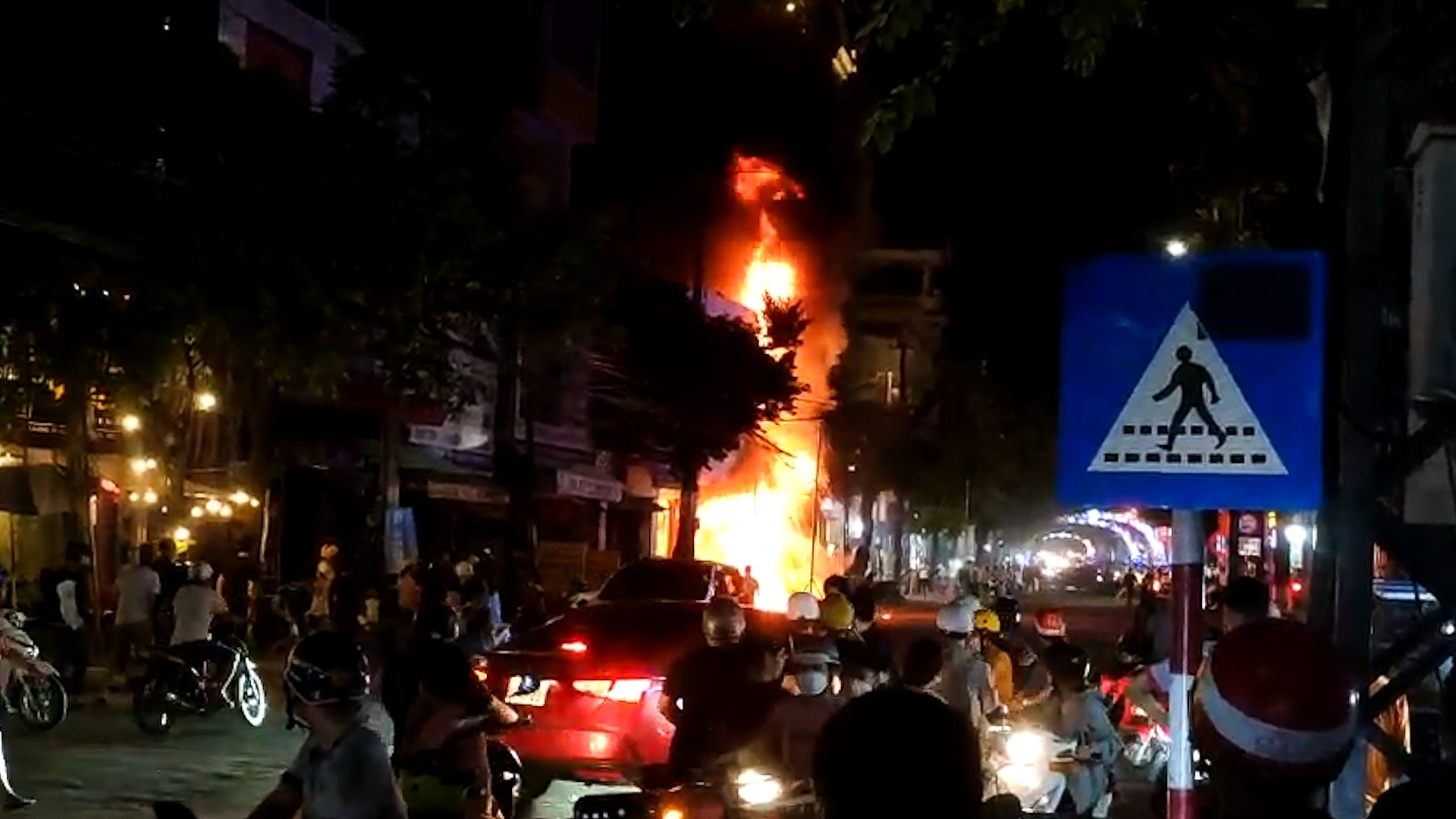 hien truong vu chay lon thieu rui 2 can nha lien ke o quang ngai 2