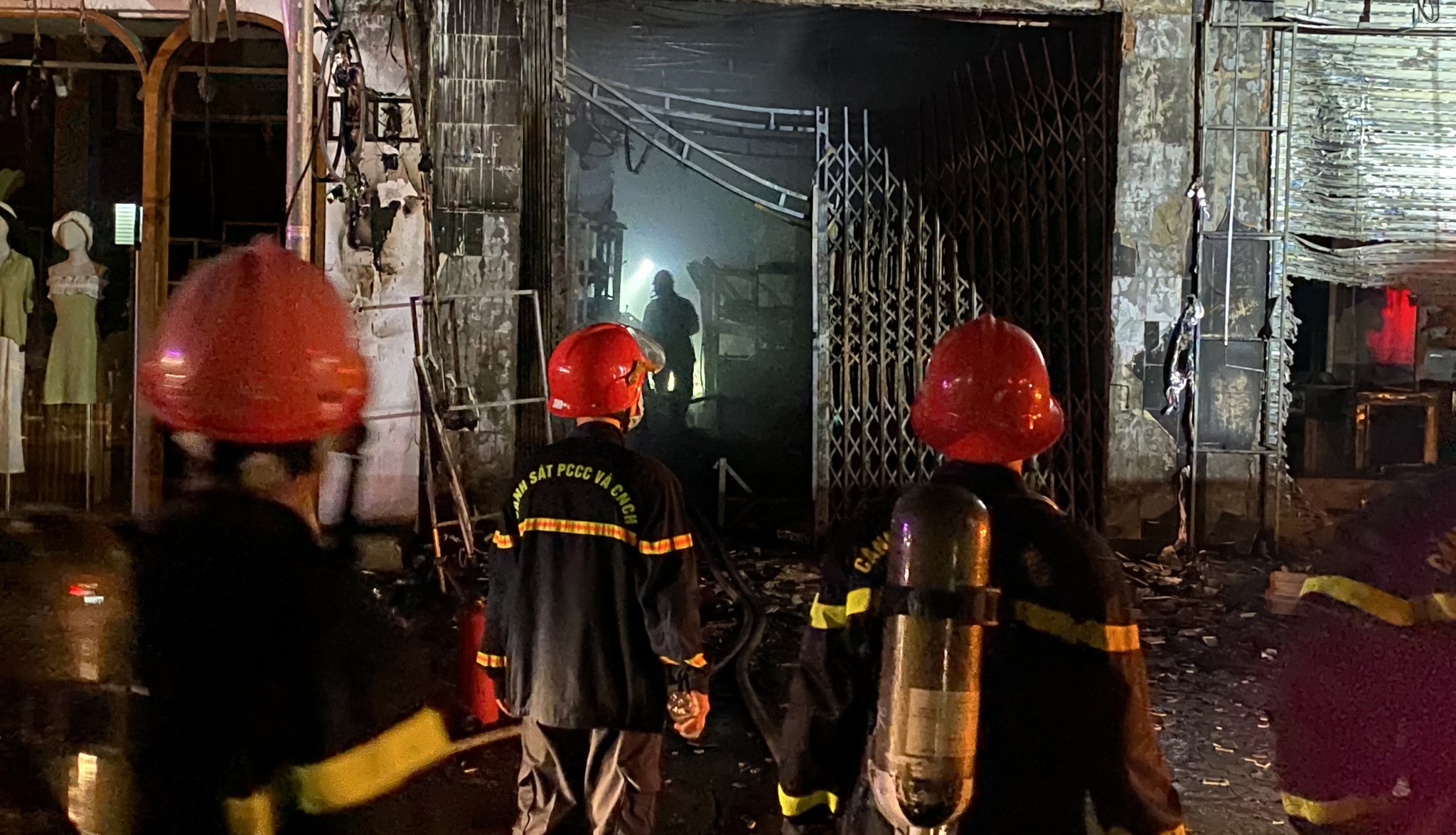 hien truong vu chay lon thieu rui 2 can nha lien ke o quang ngai 3