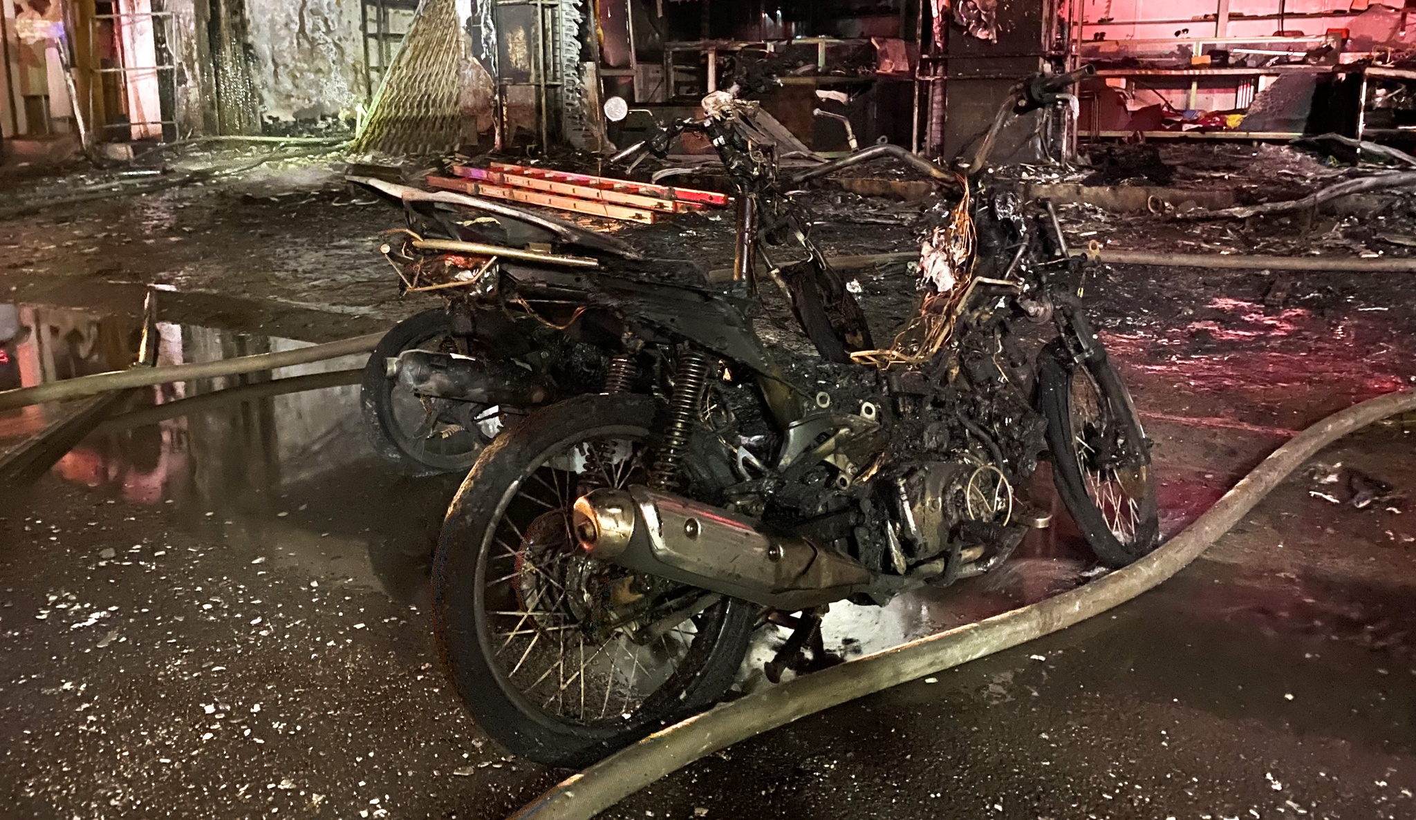 hien truong vu chay lon thieu rui 2 can nha lien ke o quang ngai 4