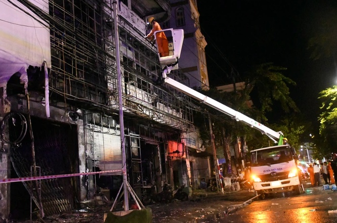 hien truong vu chay lon thieu rui 2 can nha lien ke o quang ngai 5