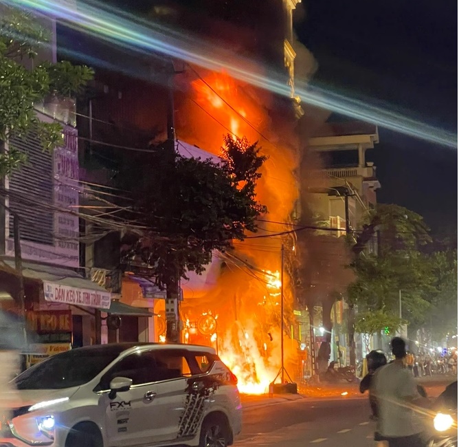 hien truong vu chay lon thieu rui 2 can nha lien ke o quang ngai 6