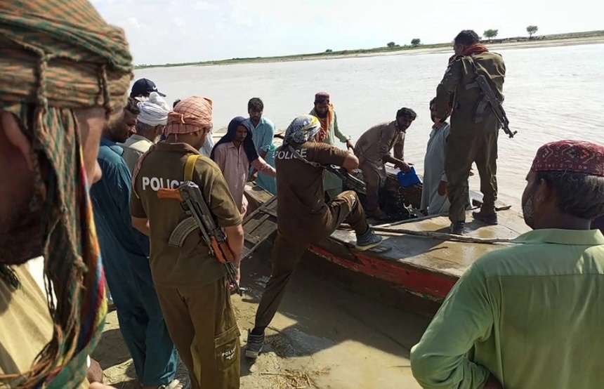 lat tau cho 100 nguoi di du dam cuoi o pakistan 18 nguoi tu vong deu la phu nu2