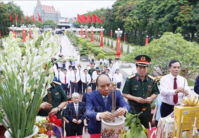 chu tich nuoc dang huong tuong niem chu tich ho chi minh va cac anh hung liet si 3 chu tich nuoc dang huong tuong niem chu tich ho chi minh va cac anh hung liet si 3
