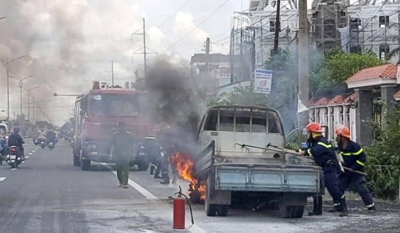 dang cho hang tren quoc lo 1 xe tai boc chay ngun ngut1 dang cho hang tren quoc lo 1 xe tai boc chay ngun ngut1