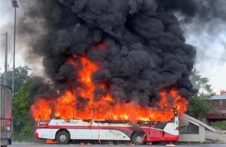 ha noi xe khach boc chay ngun ngut tren duong tai xe may man thoat nan ha noi xe khach boc chay ngun ngut tren duong tai xe may man thoat nan