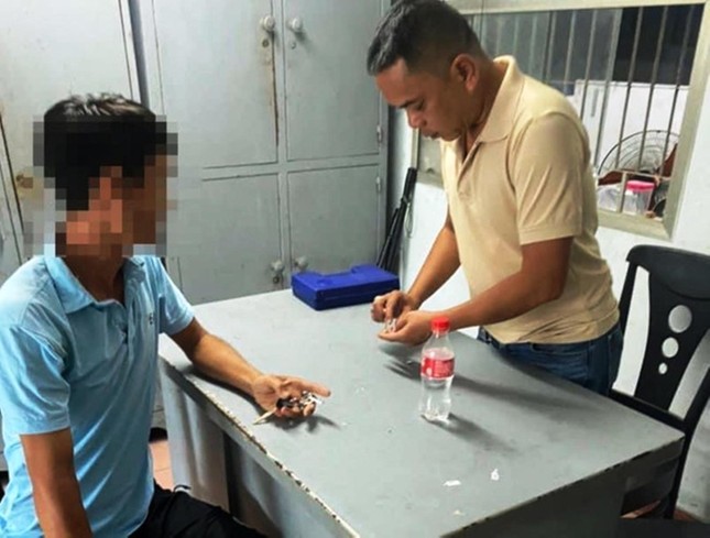 vu cam sung ak cuop tiem vang o hue nguoi dan giao nop vang nhat duoc vu cam sung ak cuop tiem vang o hue nguoi dan giao nop vang nhat duoc
