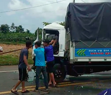 tai nan lien hoan giua 3 xe tai pha ca bin dua cac nan nhan bi thuong di cap cuu 4 tai nan lien hoan giua 3 xe tai pha ca bin dua cac nan nhan bi thuong di cap cuu 4