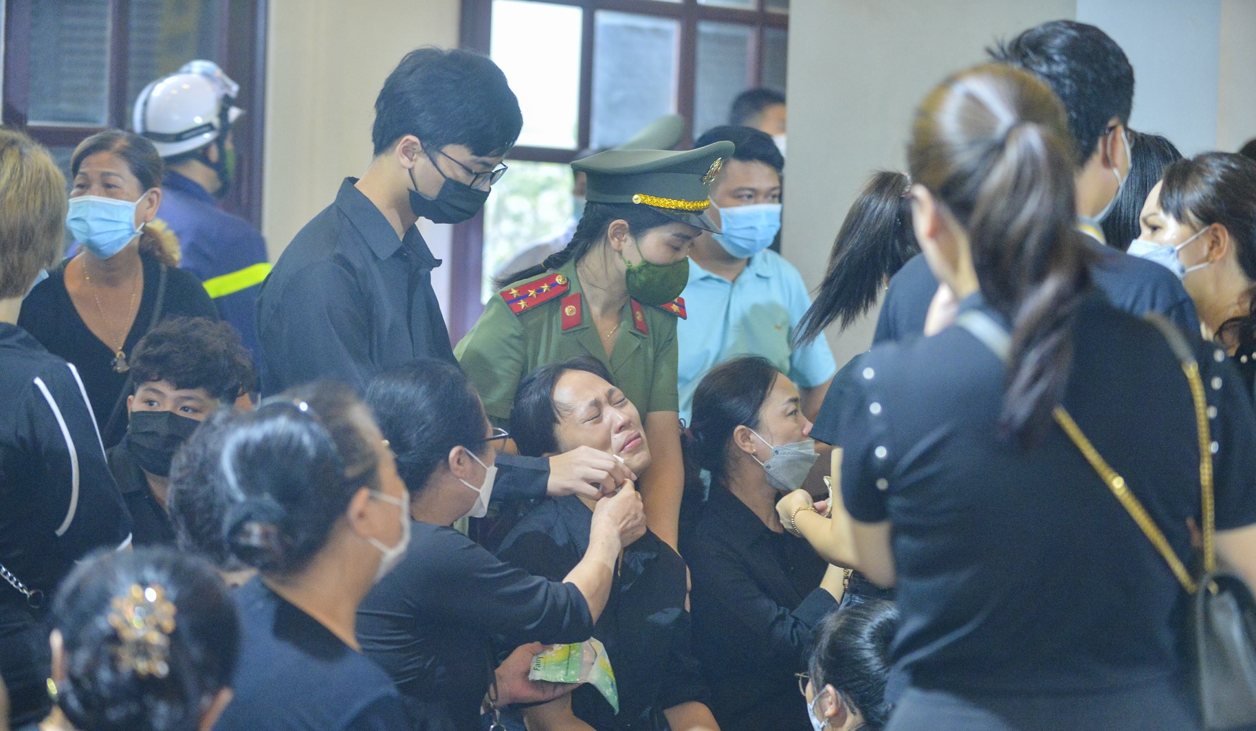 le tang 3 canh sat cuu hoa hy sinh nhoi long hinh anh nguoi than dong doi nghen ngao truoc linh cuu 5