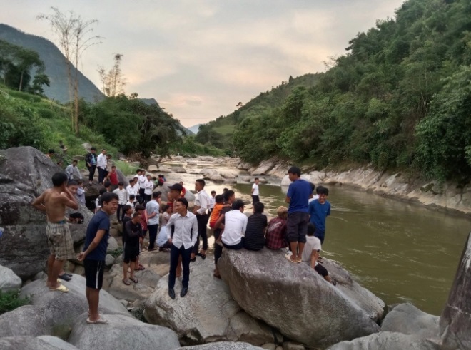 hai vo chong du khach bi nuoc cuon khi ra suoi chup anh2 hai vo chong du khach bi nuoc cuon khi ra suoi chup anh2