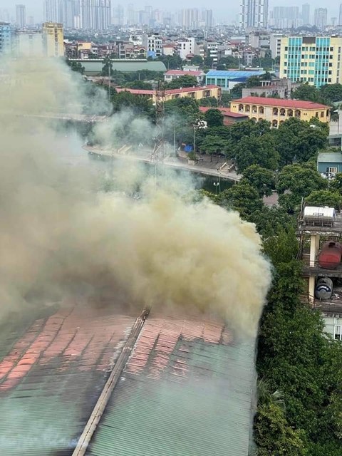 ha noi lua chay ngun ngut o tang 5 tru so cong ty cot khoi den hang chuc met 2