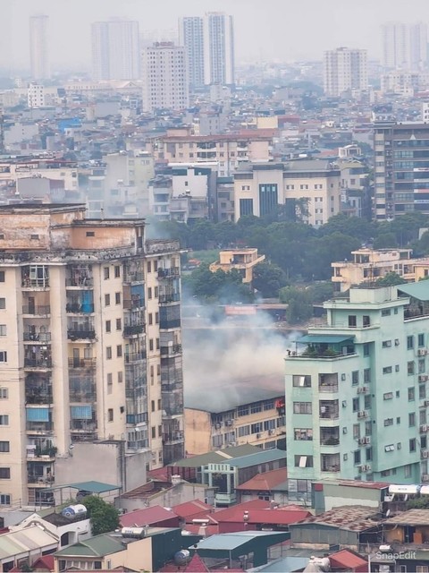 ha noi lua chay ngun ngut o tang 5 tru so cong ty cot khoi den hang chuc met 3