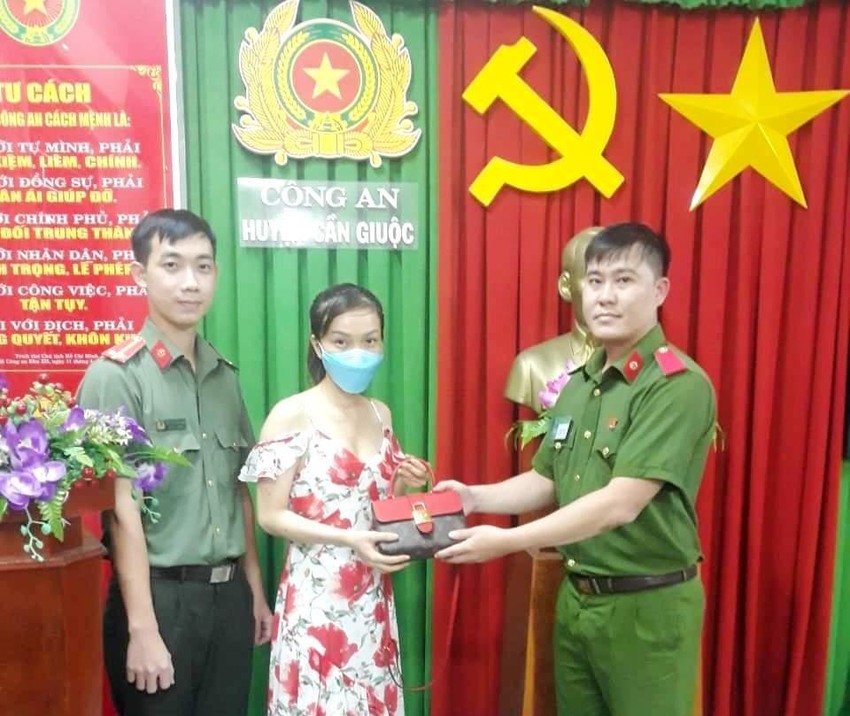 long an cong an huyen trao tra tai san cho nguoi danh roi long an cong an huyen trao tra tai san cho nguoi danh roi