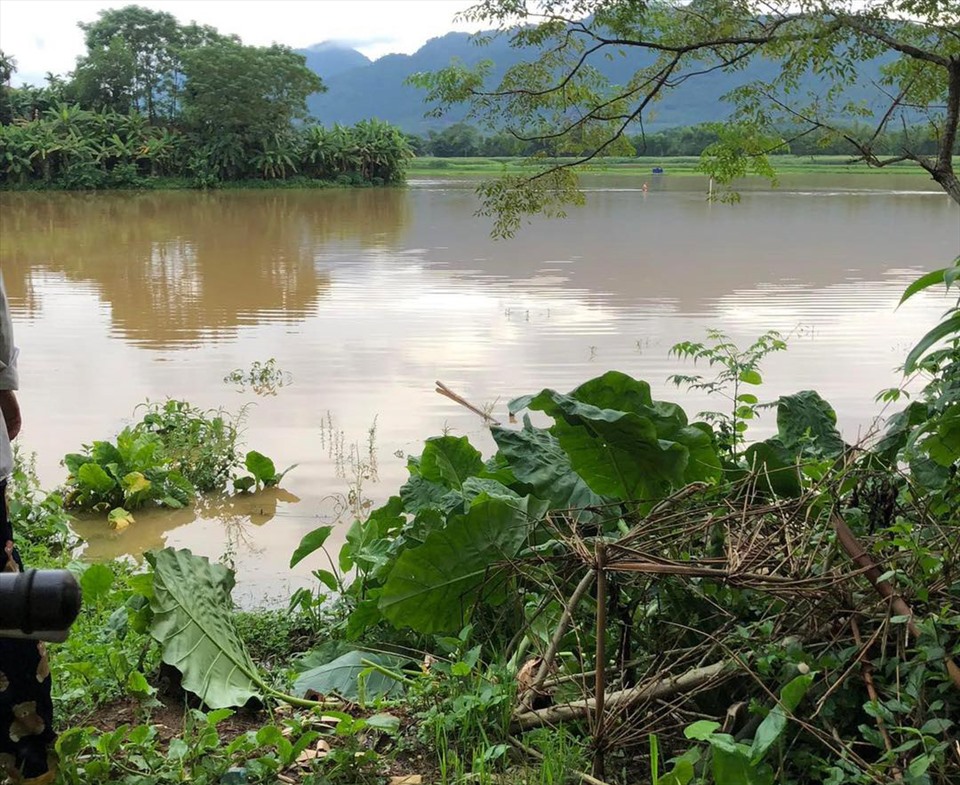 mua lon khien duong ngap sau be trai 10 tuoi o hoa binh duoi nuoc thuong tam