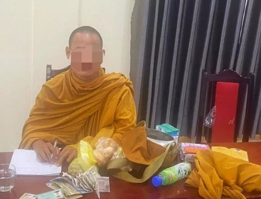 thanh nien gia dang nha su di khat thuc thu loi tien tren duong o da nang thanh nien gia dang nha su di khat thuc thu loi tien tren duong o da nang