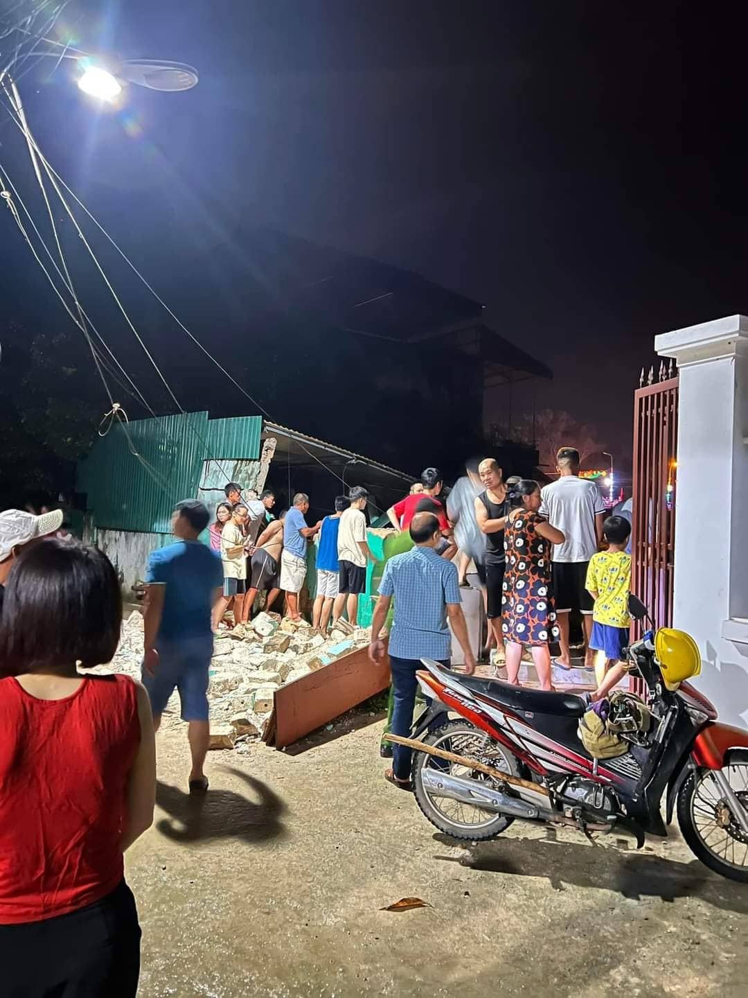 hien truong vu 3 ngoi nha sut han xuong song o lang son4 hien truong vu 3 ngoi nha sut han xuong song o lang son4