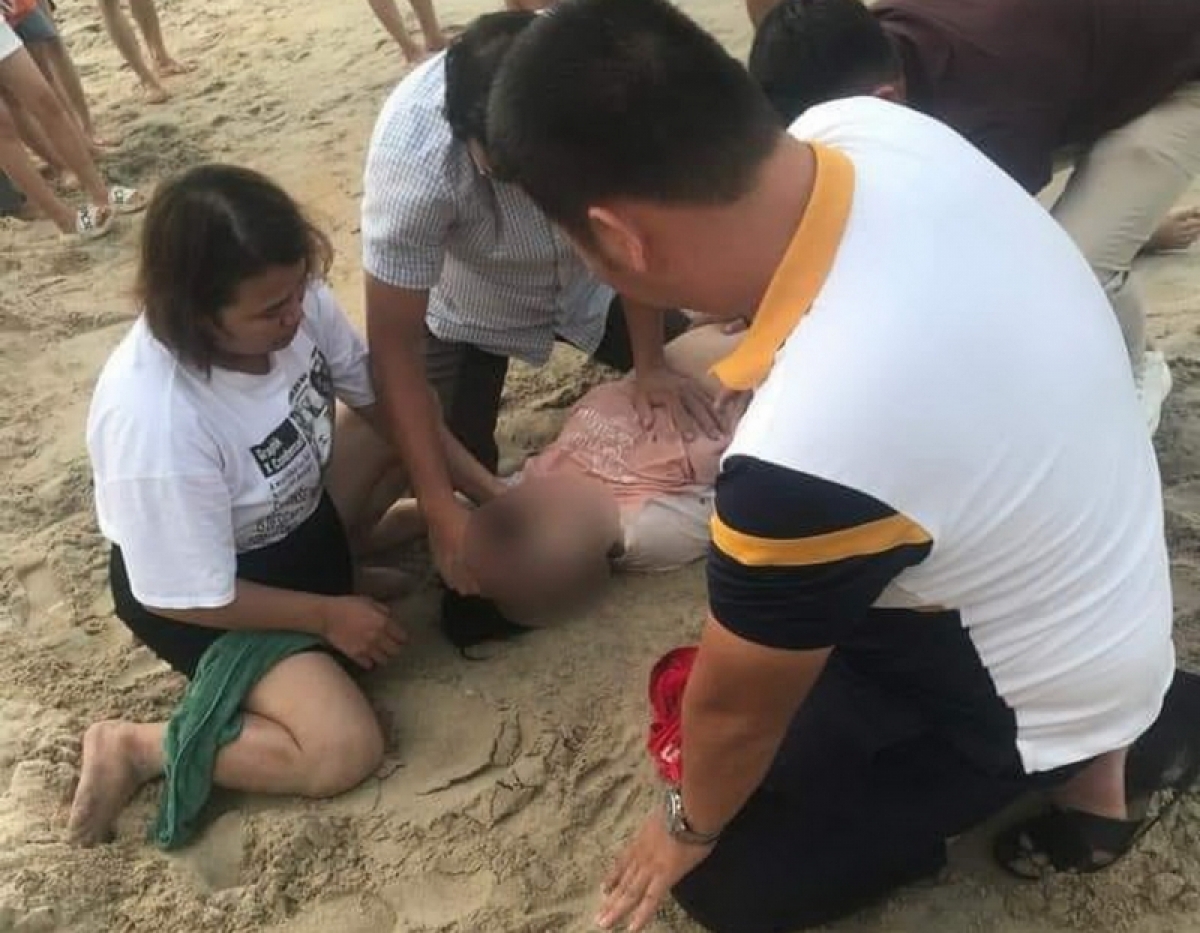 co gai ngung tho do duoi nuoc duoc chien si cong an ung cuu