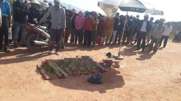 con trai 7 tuoi tu vong me trong thuong sau va cham voi xe tai con trai 7 tuoi tu vong me trong thuong sau va cham voi xe tai