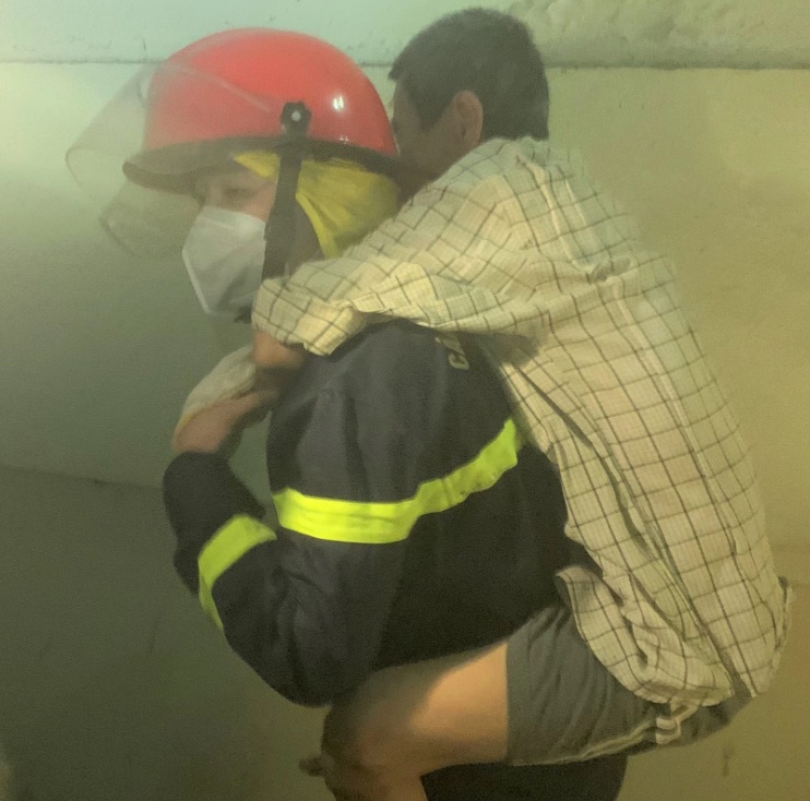 hien truong vu chay chung cu 13 tang o ha noi khoi den boc len ngun ngut giai cuu 15 nguoi mac ket dspl 3 hien truong vu chay chung cu 13 tang o ha noi khoi den boc len ngun ngut giai cuu 15 nguoi mac ket dspl 3