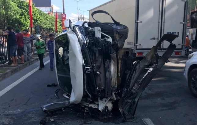 ha noi xe bien tu quy 2 mat lai vo nat dau sau khi don dai phan cach 4 ha noi xe bien tu quy 2 mat lai vo nat dau sau khi don dai phan cach 4