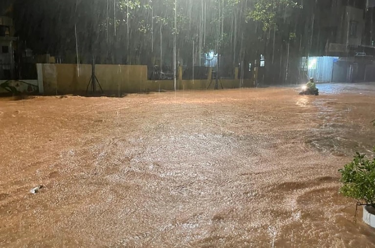 mua lon o hai phong quang ninh do bao so 3 nguoi dan dap bao dat canh oto vi nuoc dang qua lon 12 mua lon o hai phong quang ninh do bao so 3 nguoi dan dap bao dat canh oto vi nuoc dang qua lon 12