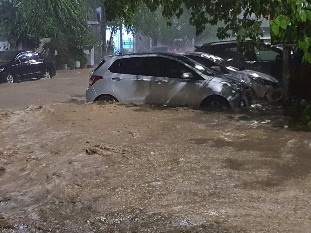 mua lon o hai phong quang ninh do bao so 3 nguoi dan dap bao dat canh oto vi nuoc dang qua lon 9 mua lon o hai phong quang ninh do bao so 3 nguoi dan dap bao dat canh oto vi nuoc dang qua lon 9