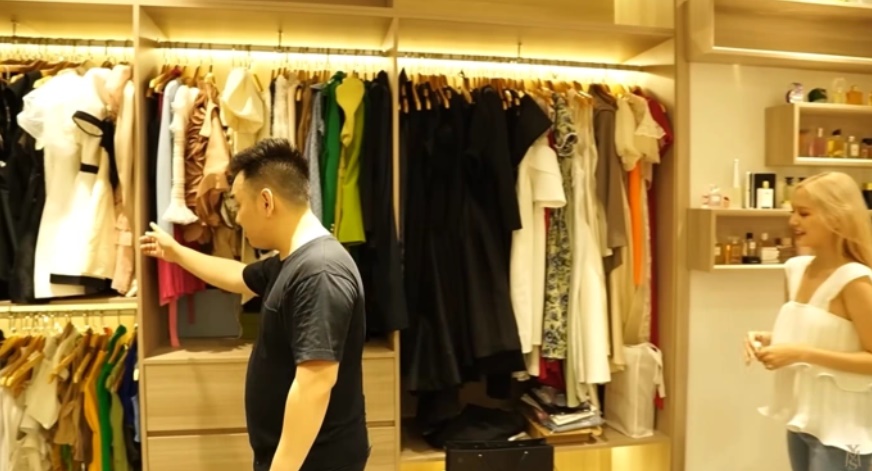 vo streamer giau nhat viet nam gay choang voi tu do hon 600 bo quan ao 2 vo streamer giau nhat viet nam gay choang voi tu do hon 600 bo quan ao 2