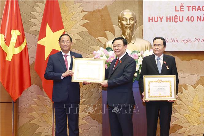 le trao huy hieu 40 nam tuoi dang tang 2 dong chi pho chu tich quoc hoi 1 le trao huy hieu 40 nam tuoi dang tang 2 dong chi pho chu tich quoc hoi 1