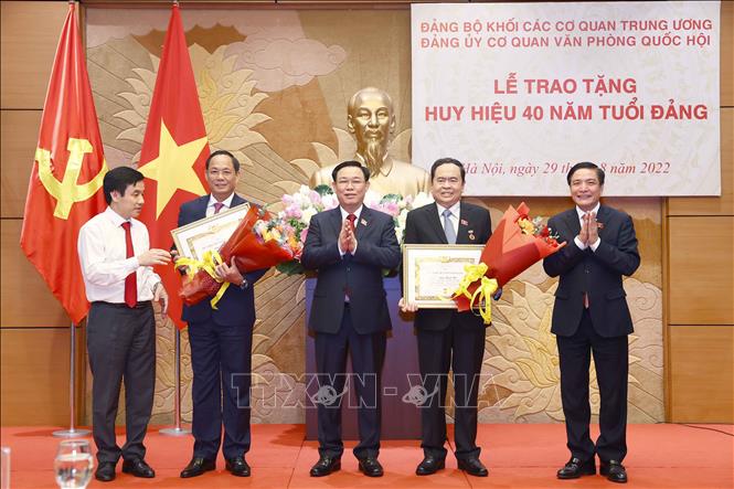 le trao huy hieu 40 nam tuoi dang tang 2 dong chi pho chu tich quoc hoi 4 le trao huy hieu 40 nam tuoi dang tang 2 dong chi pho chu tich quoc hoi 4