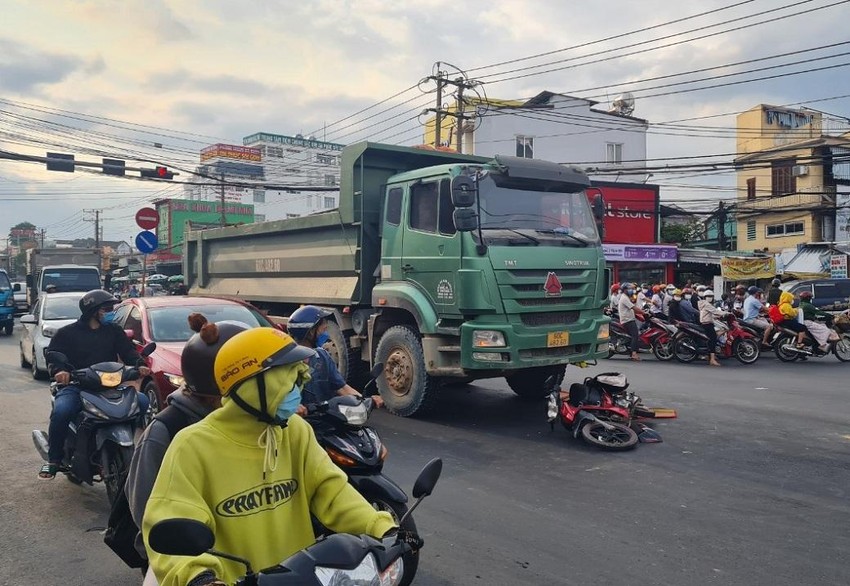 di hoc ve nu sinh 15 tuoi bi xe ben dam tu vong di hoc ve nu sinh 15 tuoi bi xe ben dam tu vong