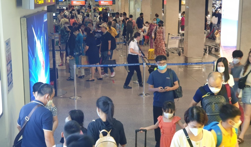 san bay tan son nhat don hon 9 van khach trong ngay 2 9