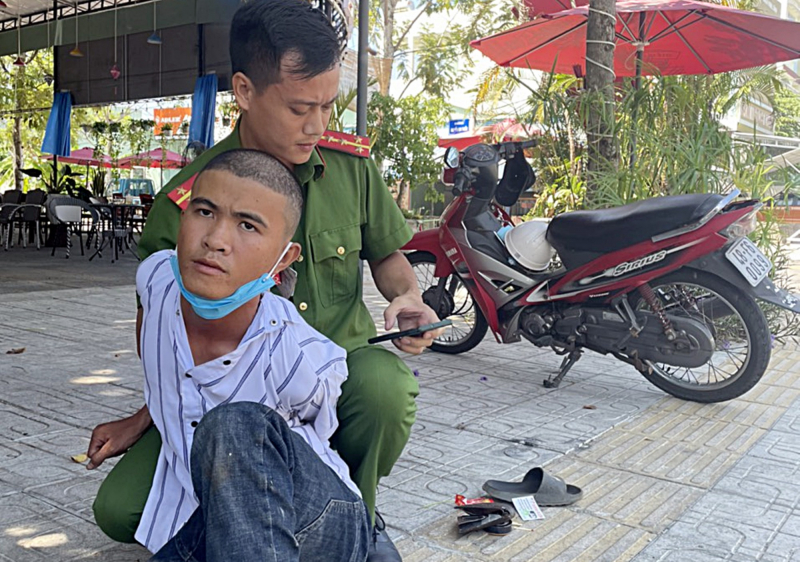 len vao nha can bo cong an tinh trom xe doi tuong chua kip tau tan thi bi bat
