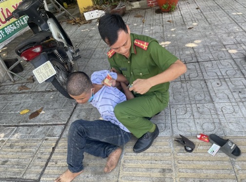 len vao nha can bo cong an tinh trom xe doi tuong chua kip tau tan thi bi bat2jpg