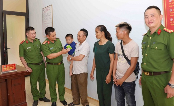 vu be gai 2 tuoi bi me de mang ban cong an ban giao cho bo de o hai phong vu be gai 2 tuoi bi me de mang ban cong an ban giao cho bo de o hai phong